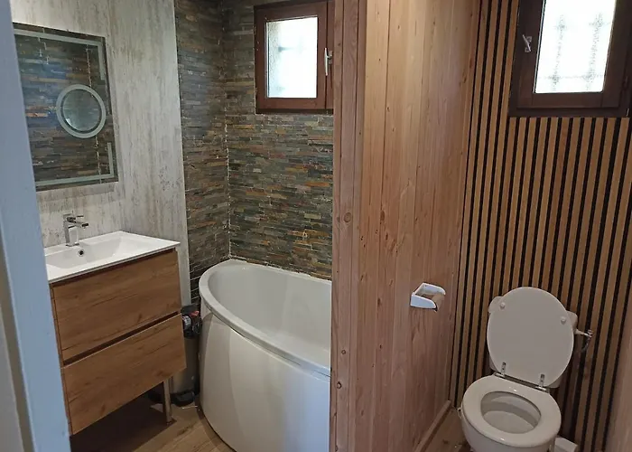 Air-conditioned With Pool * Meze