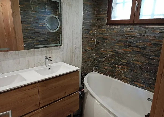 Air-conditioned With Pool Mèze