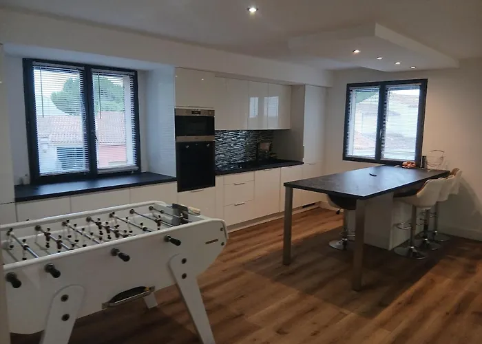 Air-conditioned With Pool Mèze